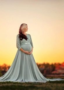 Focenie tehotnej ženy v šatách