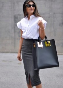Сива пола с молив с бяла блуза с къс ръкав