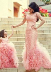 Široka ružičasta puffy obiteljska haljina za djevojčicu