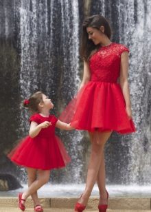 Tyylikäs pörröinen perheen tyttöjen mekko