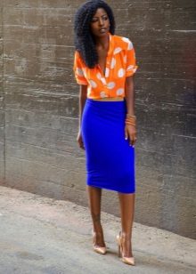 Mėlynas pieštuko sijonas kartu su oranžine palaidine