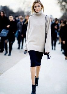 falda lápiz de media longitud con un suéter suelto