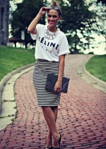 high-waisted pencil skirt in a casual look