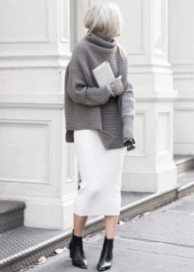 Knitted pencil skirt in a sporty style