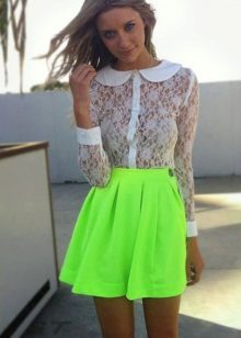 חצאית קצרה בצבע ירוק בהיר