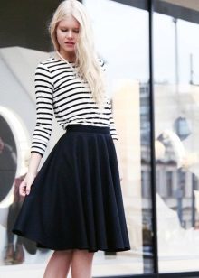 juodas vidutinio ilgio sijonas