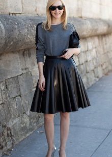 juodas odinis sijonas