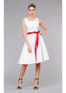 bílá sukně střední délky