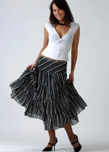 Striped suknja u kombinaciji s bijelim vrhom