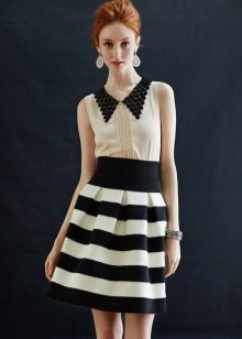 falda con rayas cruzadas en blanco y negro