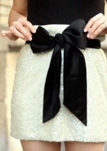 Бяла къса пола с лък от черен цвят