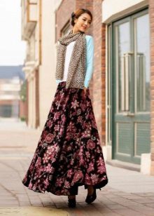 Duga suknja s cvjetnim printom na podu