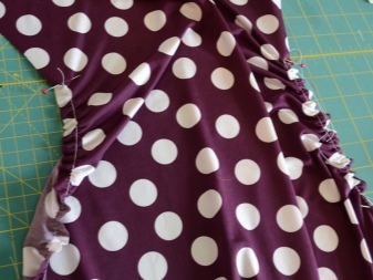 Λαμβάνοντας μια ραφή σε ένα μπιζέλι φόρεμα για τις έγκυες γυναίκες