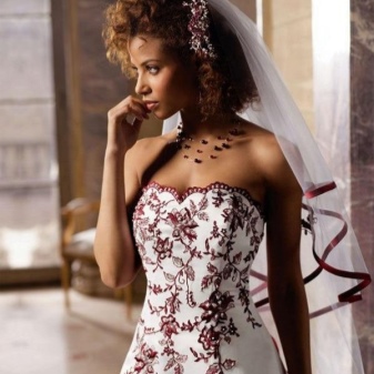Бяла и червена сватбена рокля с воал