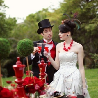 Сватбена рокля с червени декорации