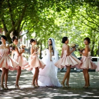 Gaiši rozā līgavas māsa kleitas