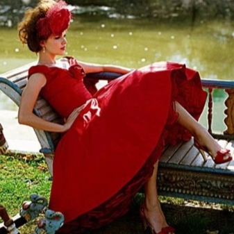 Червена рокля в стил