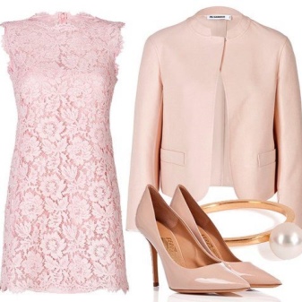 Růžové krajkové šaty s růžovými doplňky