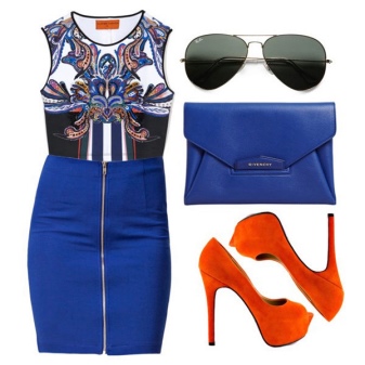 Chaussures orange à une robe bleue