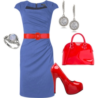 Czerwone akcesoria do niebieskiej sukienki