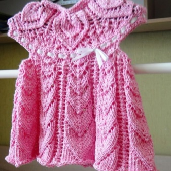 Sidestrikket kjole med strikkepinde