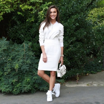 Falda lápiz blanca con una camisa blanca y zapatillas de deporte