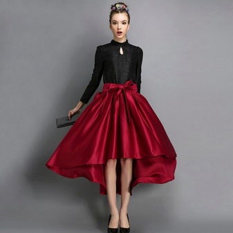 Burgundska suknja od pramca - večernji izgled