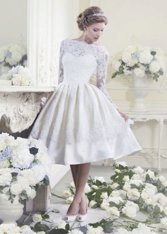 Retro stiliaus vestuvinė suknelė su varpo sijonu