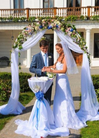 Комбинацията от сватбена рокля с тоалета на младоженеца