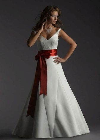 Vestuvinė suknelė su raudonu lanku priekyje