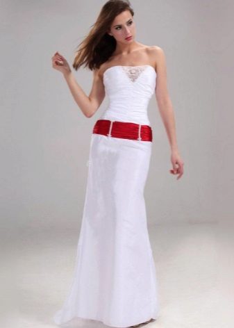 Сватбена рокля русалка с червена панделка
