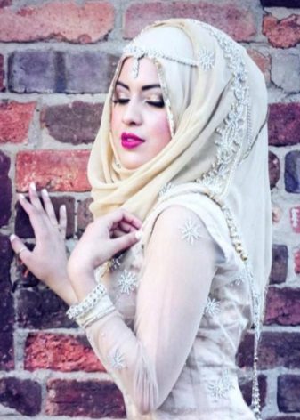 Váy cưới Hồi giáo với khăn trùm đầu