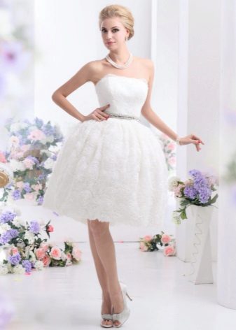فستان زفاف قصير منتفخ للغاية