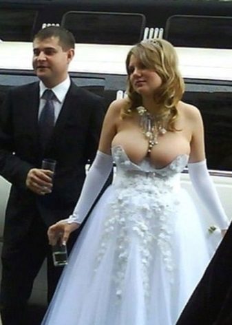 Vestuvinė suknelė su labai tiesia iškirpte