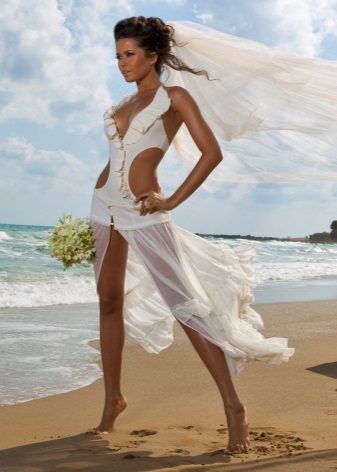 Gaun pengantin dengan bahagian besar badan terbuka
