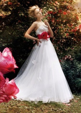 Gaun pengantin yang indah dari pinggul