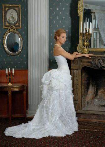 Gaun pengantin dengan kereta api dalam bentuk jubah