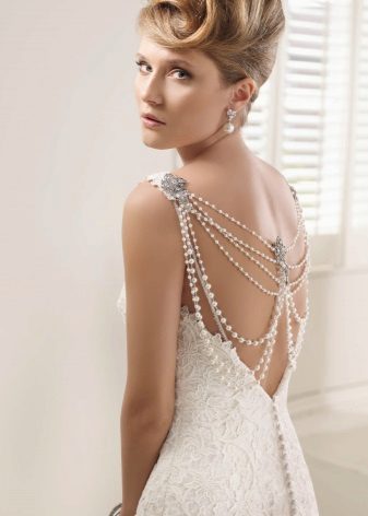 Vestido de novia con espalda abierta y cordón de perlas