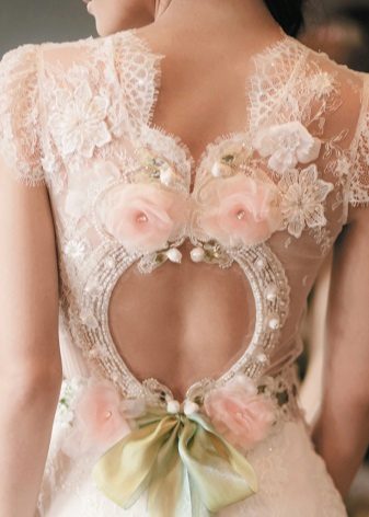 Decoração bonita nas costas - um vestido de noiva com as costas abertas