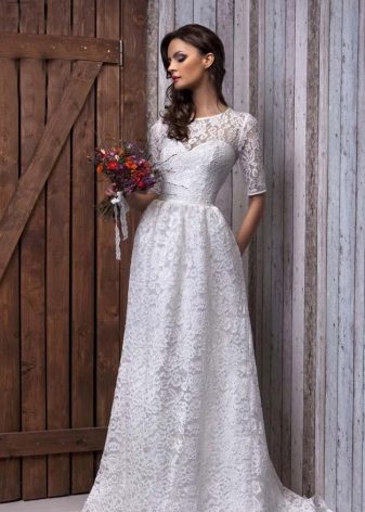 Дантелена сватбена рокля със затворен крайъгълен камък