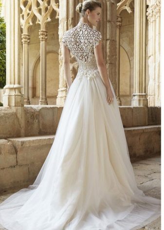 Closed wedding dress with openwork back