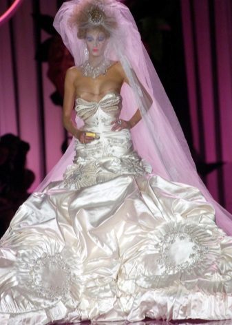 Biedējoša Kristīnas Dior kāzu kleita