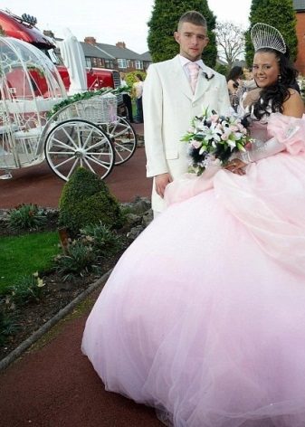 Horrível vestido de noiva com saia completa