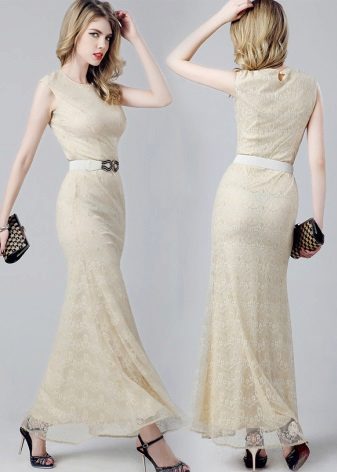 Contrast accessories for a beige evening dress
