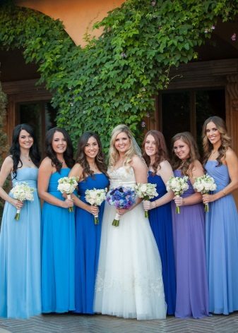 Mėlynos suknelės pamergėms skirtingais atspalviais