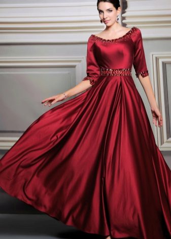 Trang trí cho một chiếc váy dạ hội màu đỏ tía