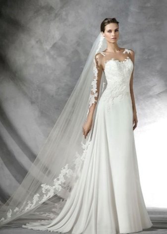Vestuvinė suknelė su nėrinių korsetu iš „Pronovias“