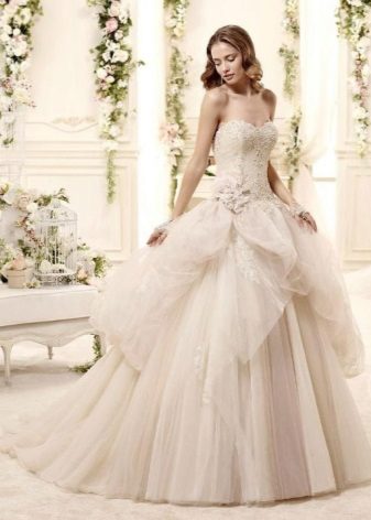 Papuošta vestuvinė suknelė