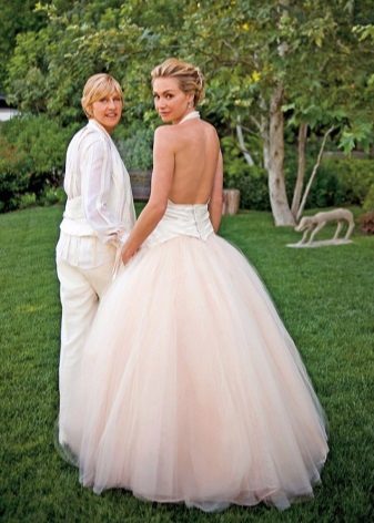 Váy cưới hở lưng của Portia de Rossi