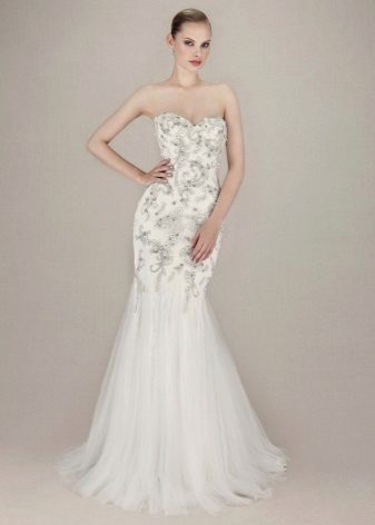 Gaun pengantin dengan sulaman dan mutiara